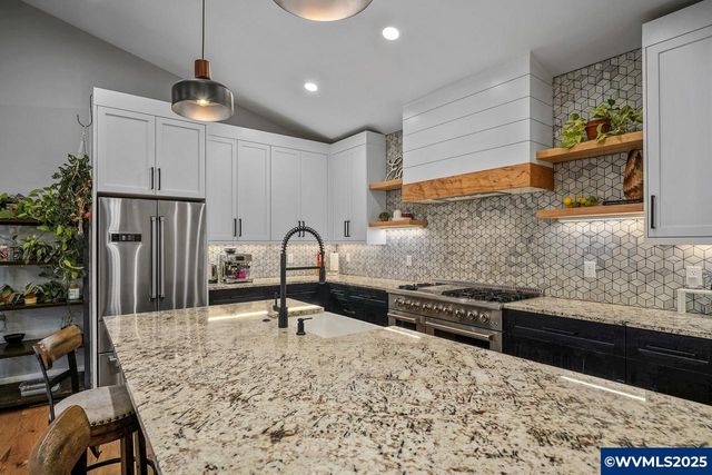 411 NW Crater Lake Dr, Dallas, OR 97338