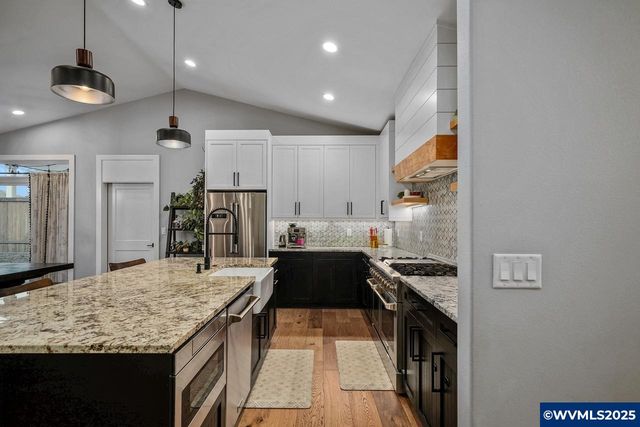 411 NW Crater Lake Dr, Dallas, OR 97338