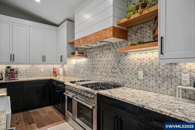 411 NW Crater Lake Dr, Dallas, OR 97338