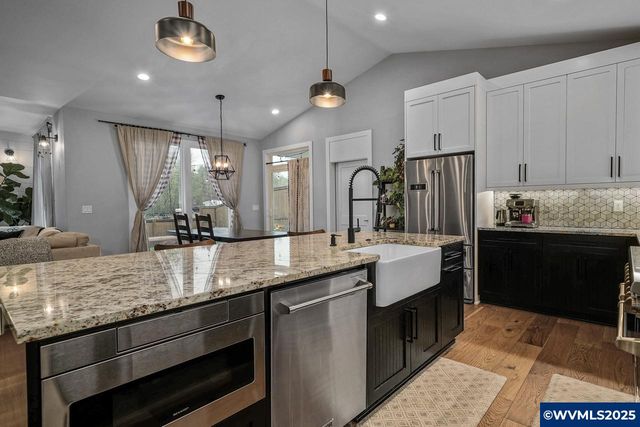 411 NW Crater Lake Dr, Dallas, OR 97338