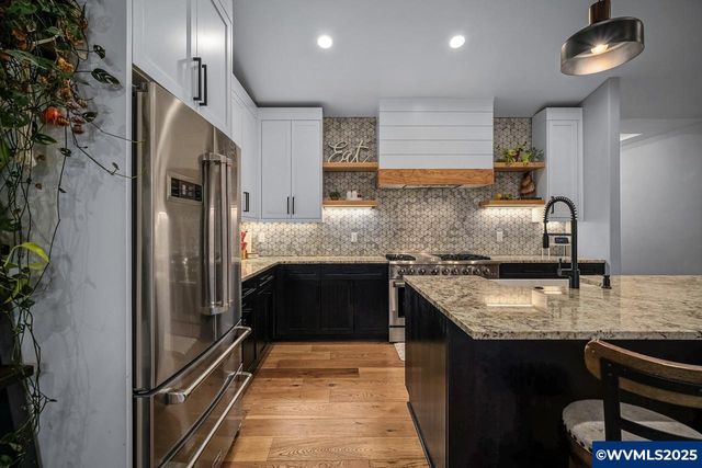 411 NW Crater Lake Dr, Dallas, OR 97338