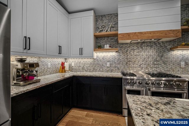 411 NW Crater Lake Dr, Dallas, OR 97338