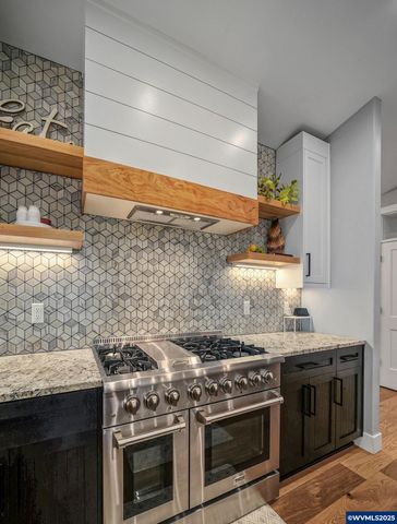 411 NW Crater Lake Dr, Dallas, OR 97338