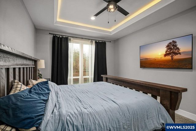 411 NW Crater Lake Dr, Dallas, OR 97338