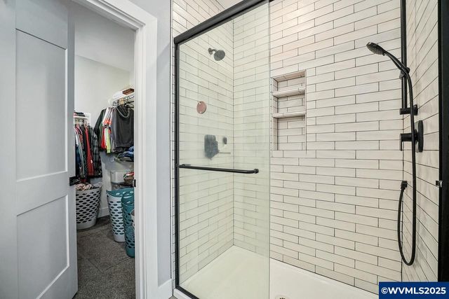 411 NW Crater Lake Dr, Dallas, OR 97338