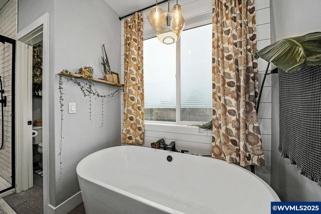 411 NW Crater Lake Dr, Dallas, OR 97338