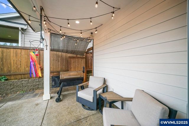 411 NW Crater Lake Dr, Dallas, OR 97338