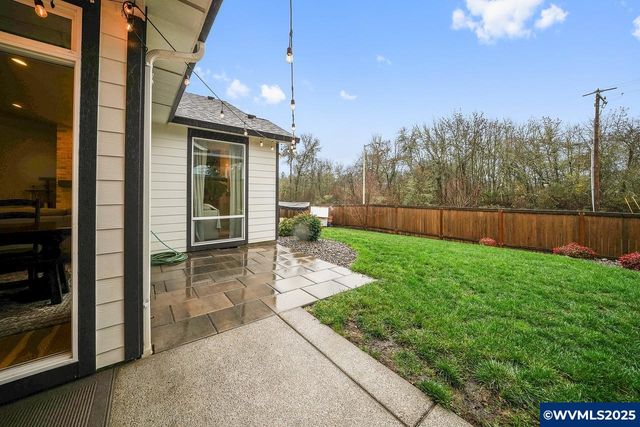 411 NW Crater Lake Dr, Dallas, OR 97338