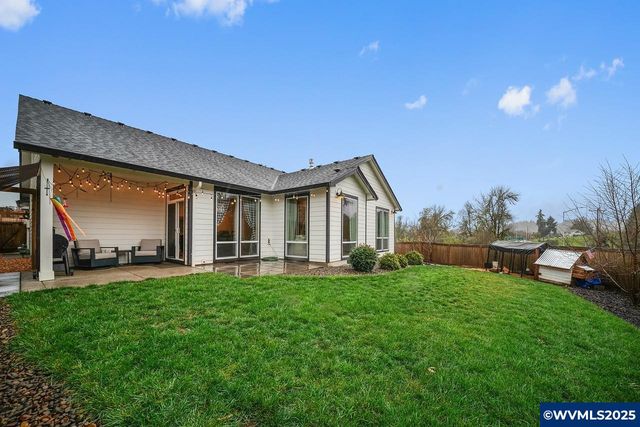 411 NW Crater Lake Dr, Dallas, OR 97338