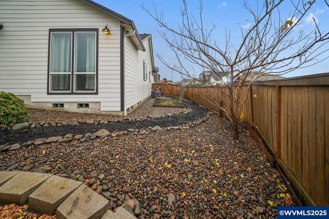 411 NW Crater Lake Dr, Dallas, OR 97338