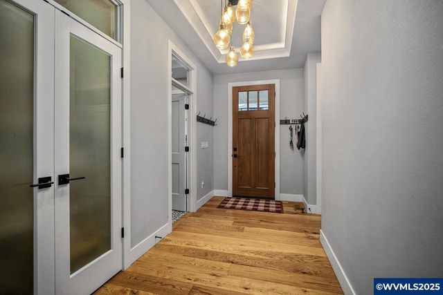 411 NW Crater Lake Dr, Dallas, OR 97338