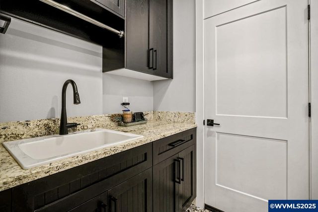 411 NW Crater Lake Dr, Dallas, OR 97338