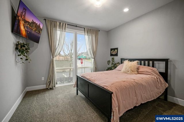 411 NW Crater Lake Dr, Dallas, OR 97338