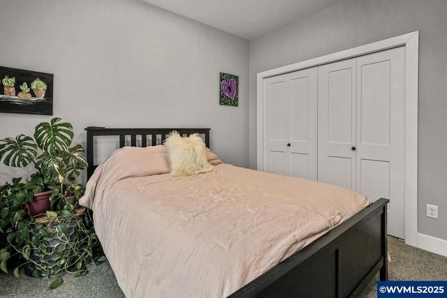 411 NW Crater Lake Dr, Dallas, OR 97338