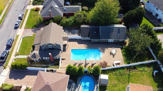 3 Berryhill Lane, Bethpage, NY 11714