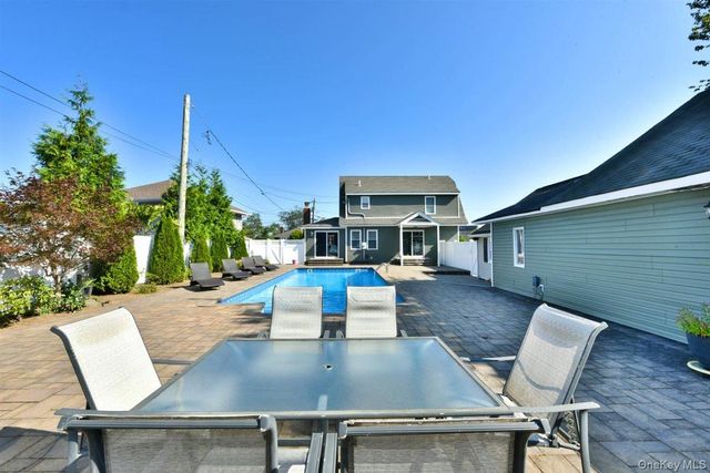 3 Berryhill Lane, Bethpage, NY 11714