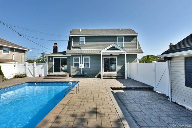 3 Berryhill Lane, Bethpage, NY 11714