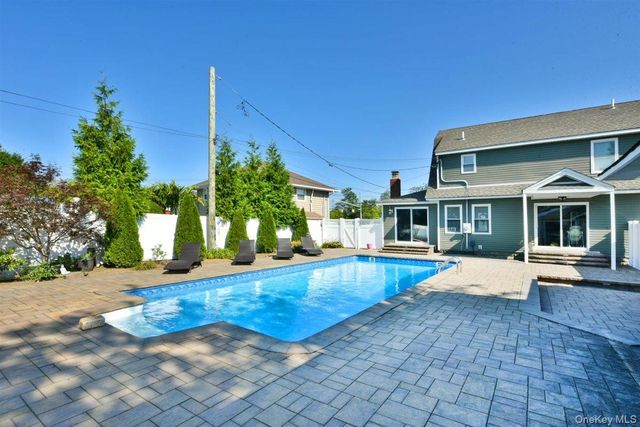 3 Berryhill Lane, Bethpage, NY 11714