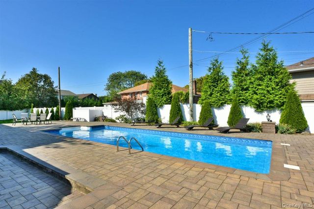 3 Berryhill Lane, Bethpage, NY 11714