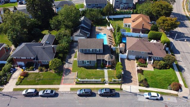 3 Berryhill Lane, Bethpage, NY 11714