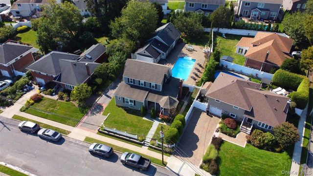 3 Berryhill Lane, Bethpage, NY 11714