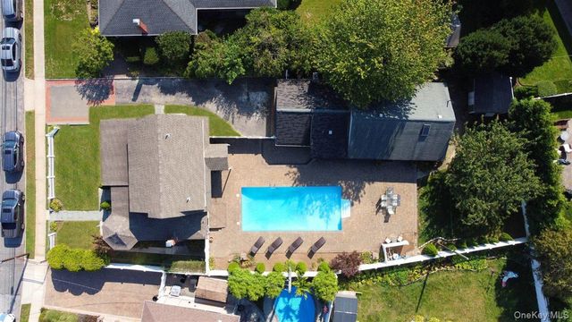 3 Berryhill Lane, Bethpage, NY 11714