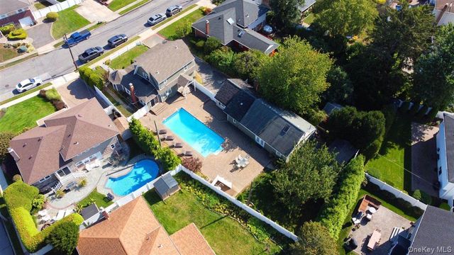 3 Berryhill Lane, Bethpage, NY 11714