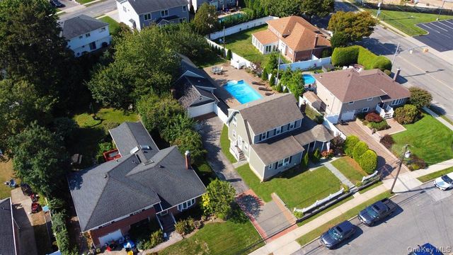 3 Berryhill Lane, Bethpage, NY 11714