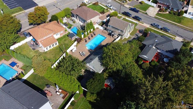 3 Berryhill Lane, Bethpage, NY 11714