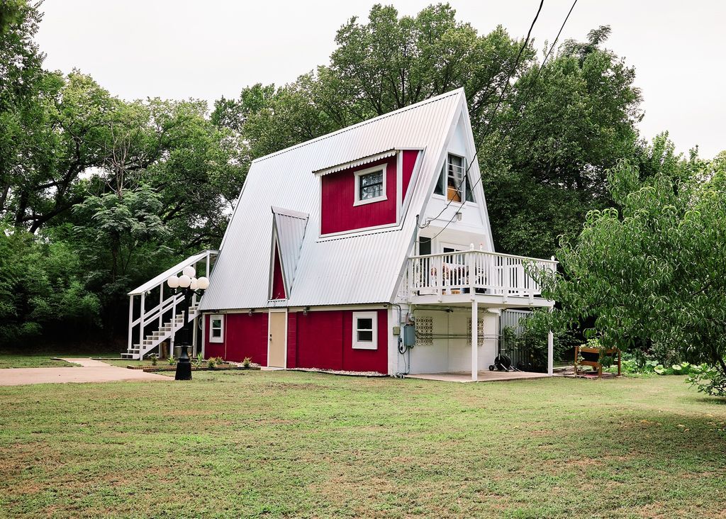1348 E Renfro Street, Burleson, TX 76028