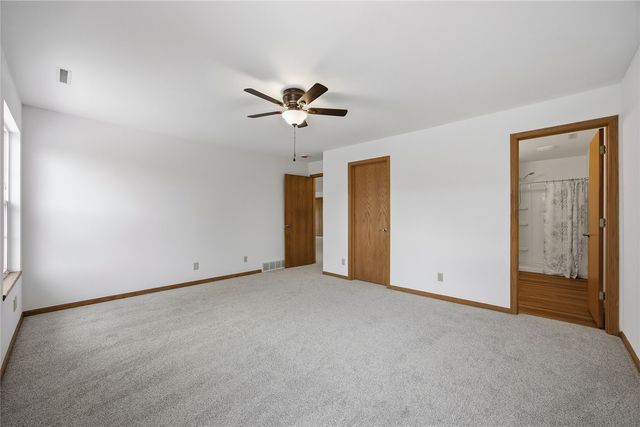 1224 Litchfield Drive B, Hiawatha, IA 52233