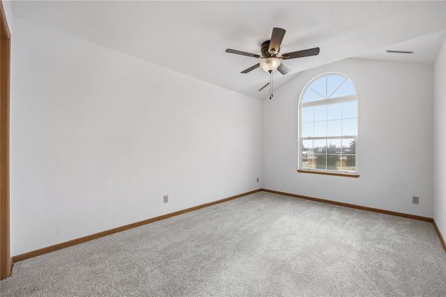 1224 Litchfield Drive B, Hiawatha, IA 52233