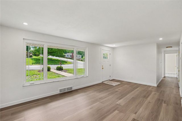 111 Mckenzie Dr, Penn Hills, PA 15235