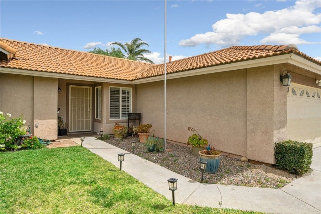 Image 3 of property listing at 2330 W Sunrise Drive, Rialto, CA 92377