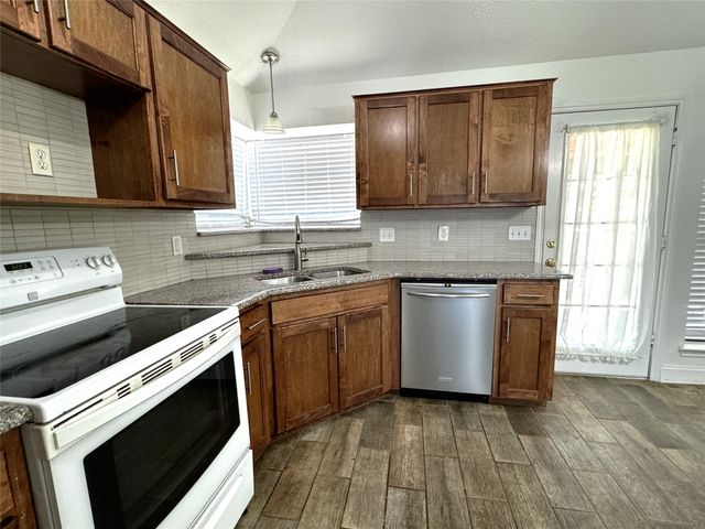 2320 Chestnut Way, Bedford, TX 76022