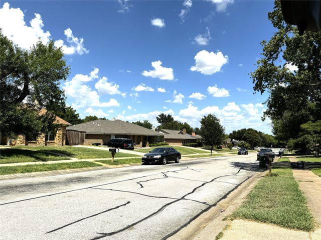 2320 Chestnut Way, Bedford, TX 76022