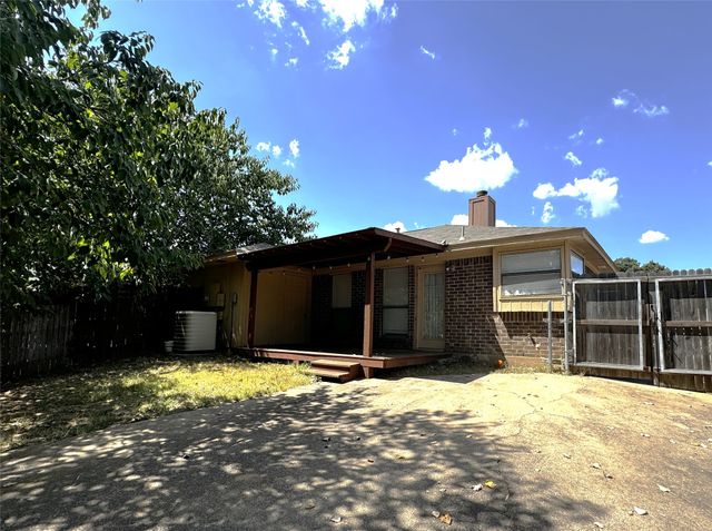 2320 Chestnut Way, Bedford, TX 76022