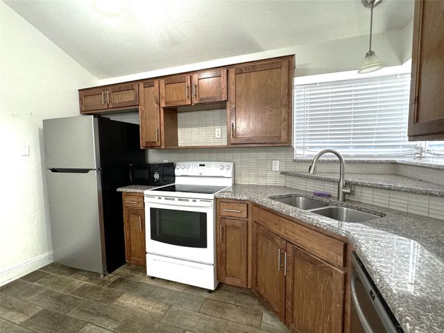 2320 Chestnut Way, Bedford, TX 76022