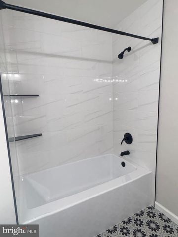 7 CHAPEL HILL RD, Mount Laurel, NJ 08054