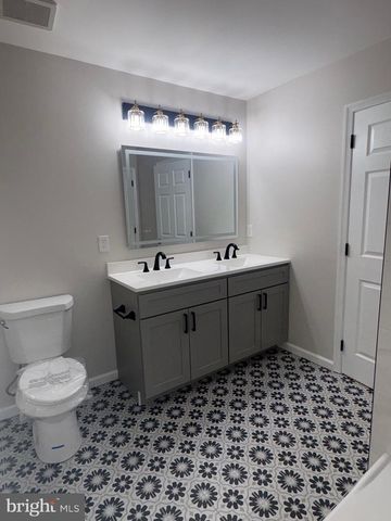 7 CHAPEL HILL RD, Mount Laurel, NJ 08054