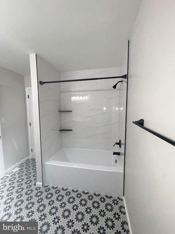 7 CHAPEL HILL RD, Mount Laurel, NJ 08054