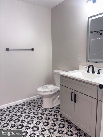 7 CHAPEL HILL RD, Mount Laurel, NJ 08054