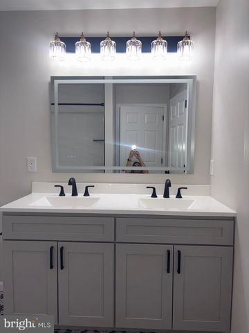 7 CHAPEL HILL RD, Mount Laurel, NJ 08054