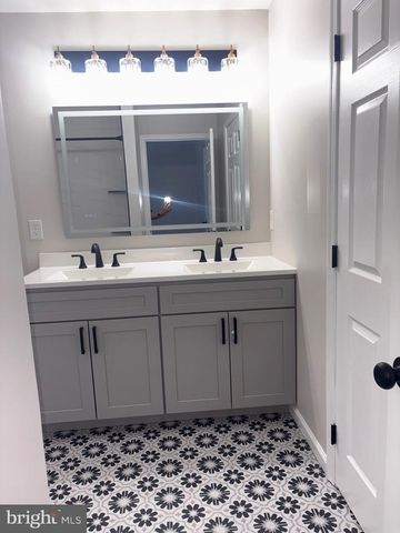 7 CHAPEL HILL RD, Mount Laurel, NJ 08054