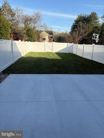 7 CHAPEL HILL RD, Mount Laurel, NJ 08054