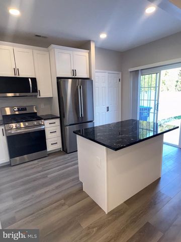 7 CHAPEL HILL RD, Mount Laurel, NJ 08054