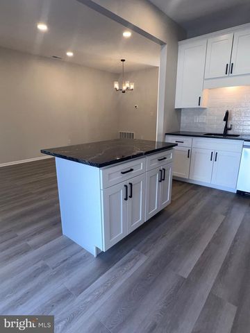 7 CHAPEL HILL RD, Mount Laurel, NJ 08054