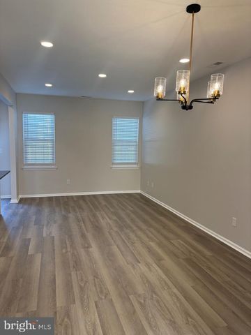 7 CHAPEL HILL RD, Mount Laurel, NJ 08054