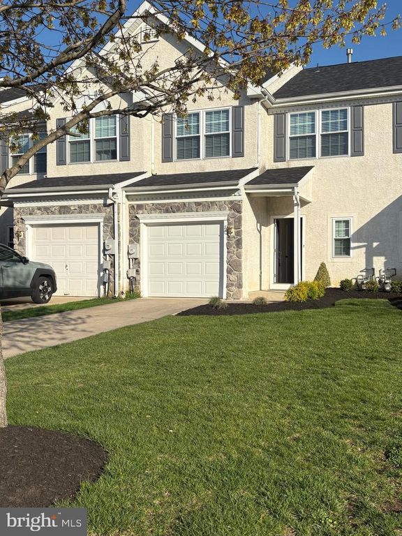 7 CHAPEL HILL RD, Mount Laurel, NJ 08054