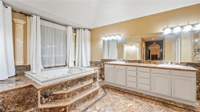 922 Armata Dr, Corona, CA 92881